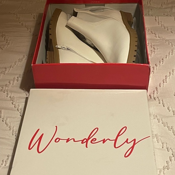 Wonderly Shoes - Worn 1x Wonderly Bone Ankle Boots Size 9.5